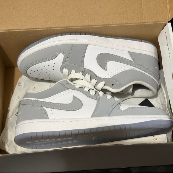 Women’s Air Jordan 1 Low size 6 (2 right feet!) - Picture 2 of 8